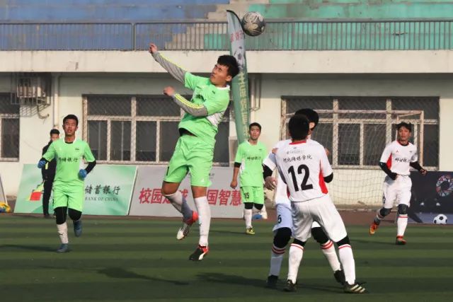 阿根廷队击败英格兰队后，球员举横幅宣示马岛主权，或将遭到国际足联处罚
